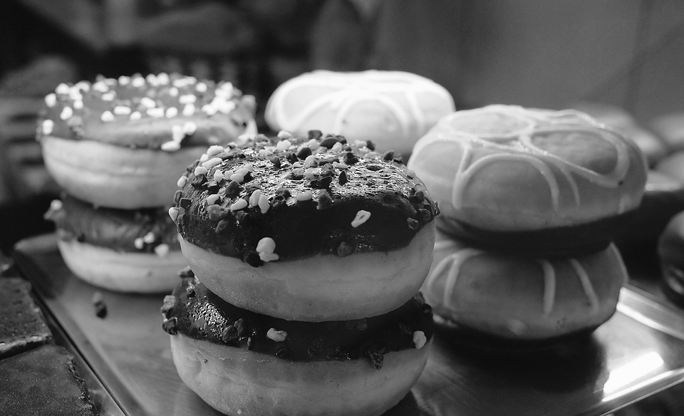 A pile of donuts in a display case